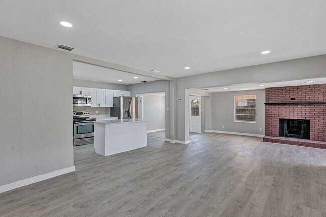 Building Photo - Charming 3-Bedroom Home with Spacious Yard & Enclosed Porch in Frostproof