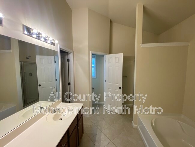 Building Photo - 2875 Cross Creek Dr