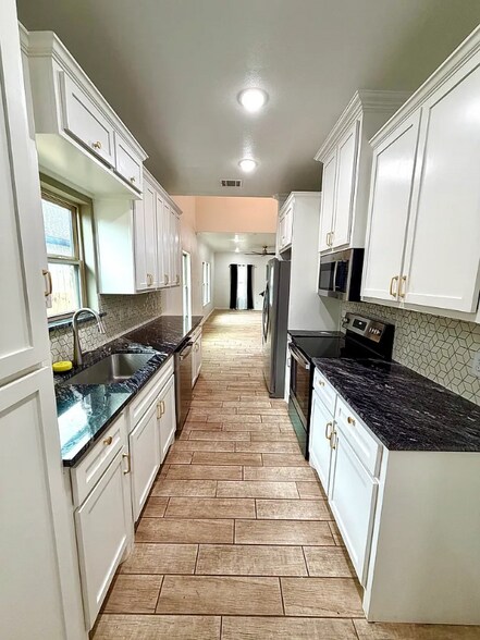 Building Photo - 8901 Silver Crk Rd