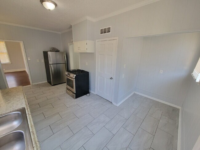 Building Photo - 1/2 PRICE ON FIRST MONTH'S RENT!!!