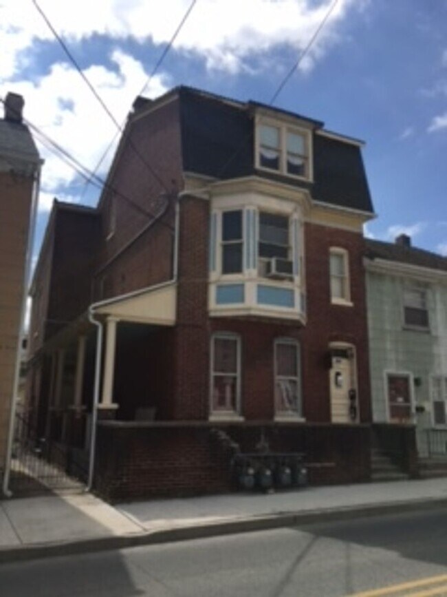 Building Photo - Video in Pics! West End of Town! Close to transportation, parks, and many amenities!