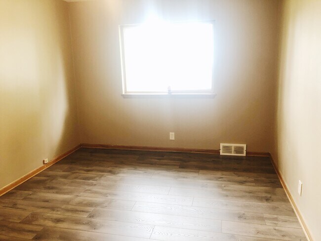 Building Photo - Stunning Glendale 2 BR Apartment!