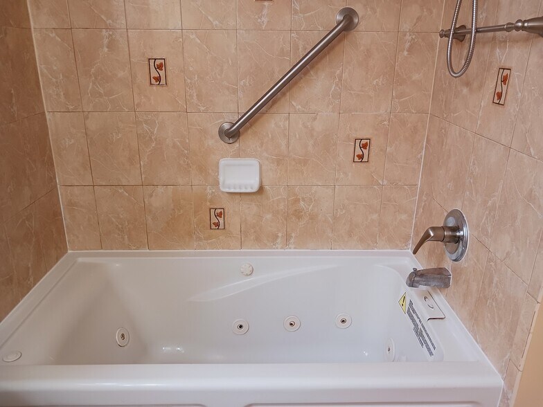 Building Photo - 2603 Hamlin St NE