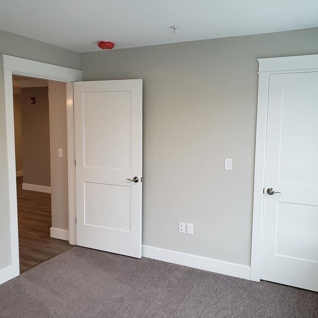 Building Photo - 10 4th St