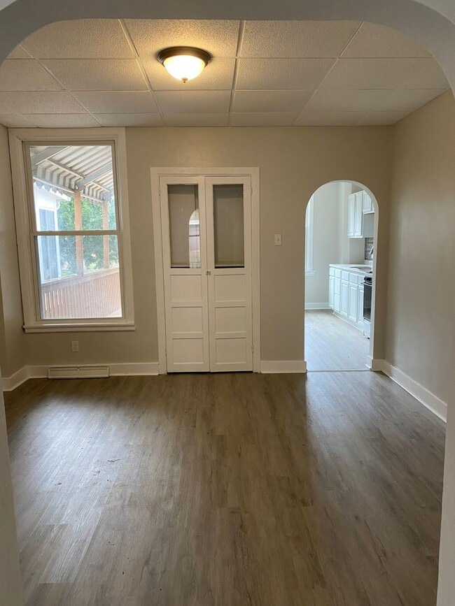 Building Photo - 2 Bedroom + Den, Updated Row House with Of...