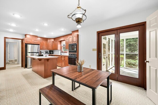 Building Photo - 684 Steinman Ct