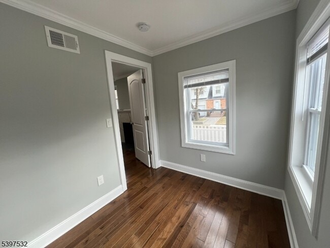 Building Photo - 20 Van Dyke Pl