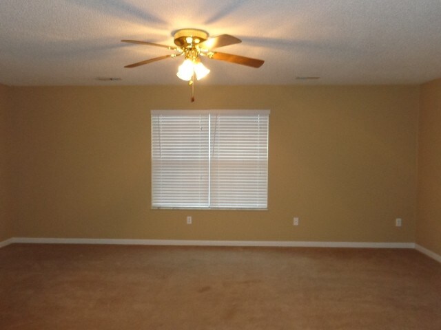 Building Photo - 7525 Saddlebrooke Dr