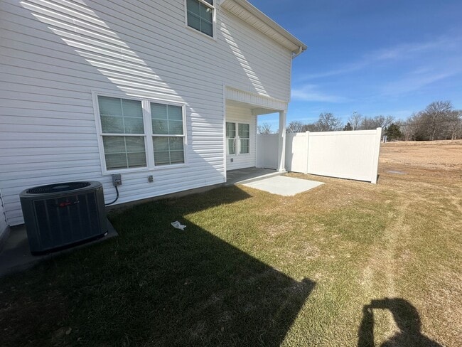 Building Photo - Beautiful 3 Bed 2.5 Bath Townhouse Near The Heart Of Shelbyville