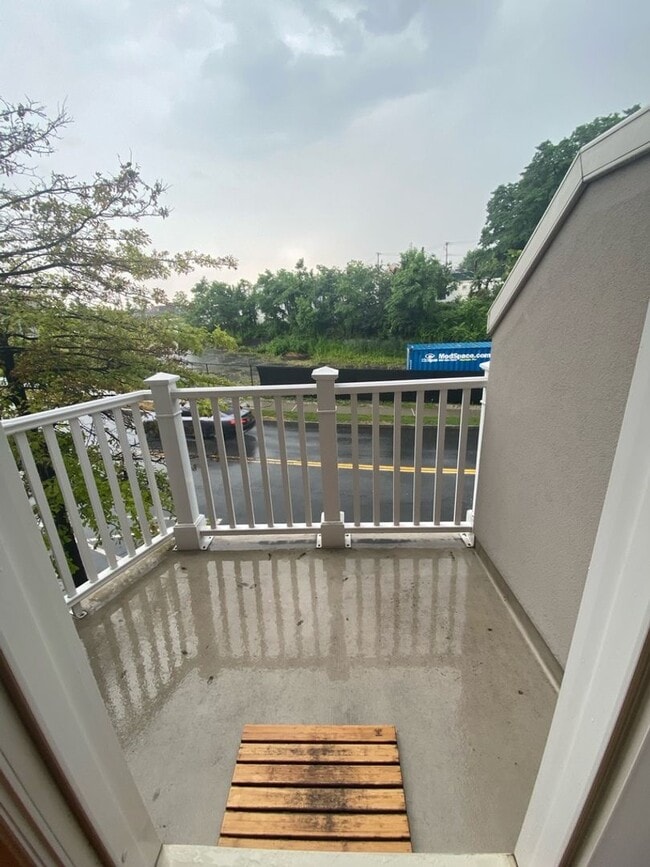 Building Photo - Spacious Townhouse Steps from Tarrytown Wa...
