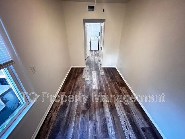 Building Photo - 2561 Rosselle St