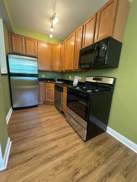 Building Photo - 6812 N Wayne Ave