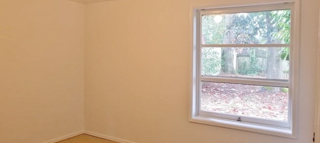 Building Photo - 3 BD 1BA Shoreline Rambler