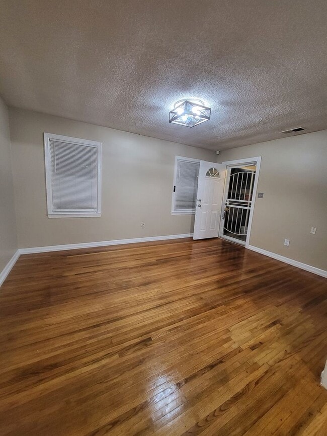 Building Photo - Spacious 4 bedroom 2 bath home for lease