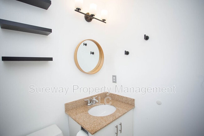 Building Photo - 605 Doral Dr