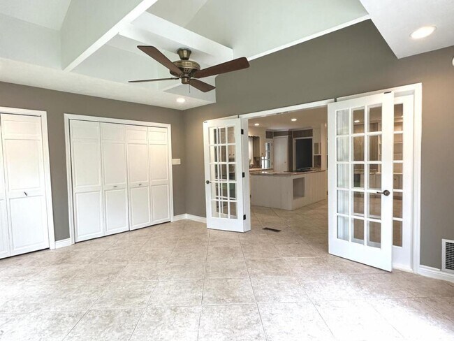 Building Photo - 2530 Mirror Lake Dr