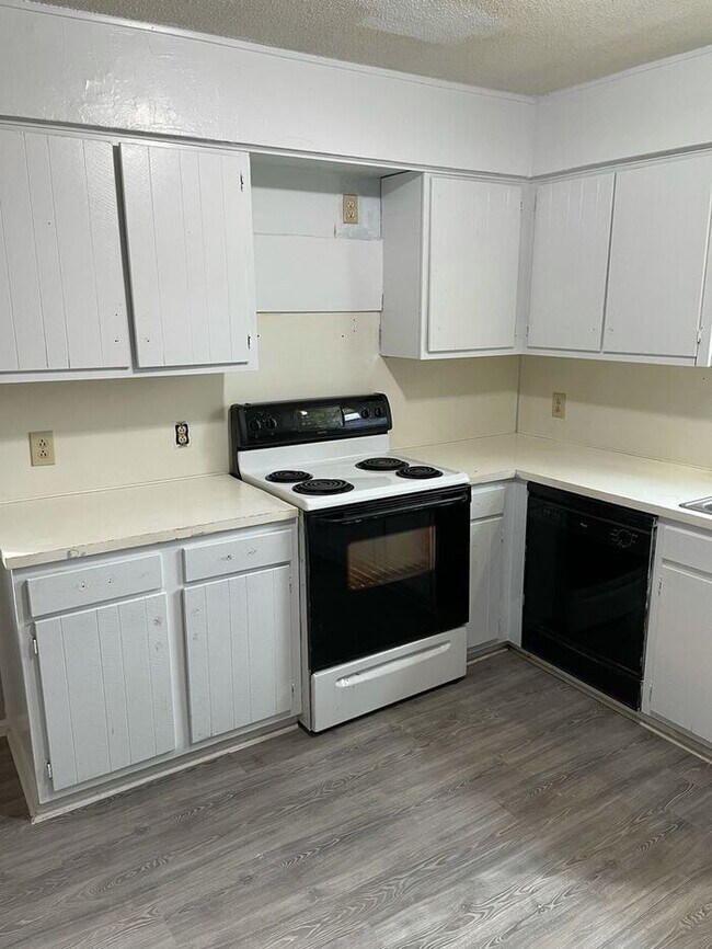 Building Photo - Split Level 3 bedroom 2 bath house with shed