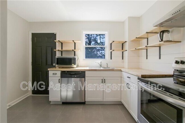 Building Photo - 551 Valley Hill Rd SE