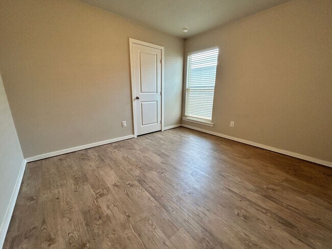 Building Photo - 3 bed 2 bath