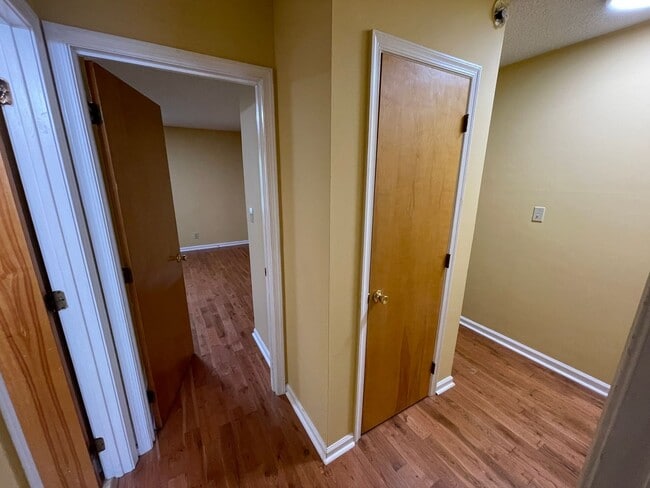 Building Photo - Inviting, updated 4br 3.5ba duplex w/ park...