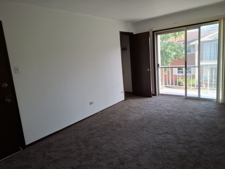 Building Photo - 15240 El Cameno Ter