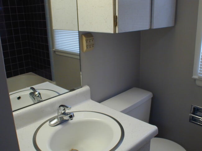 Building Photo - House For Lease