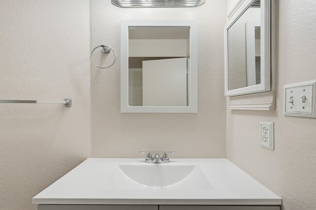 Building Photo - 7016 E Menlo St