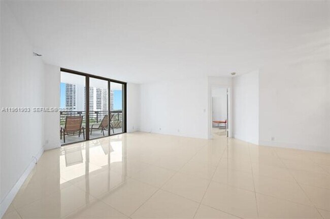 Building Photo - 3500 Mystic Pointe Dr