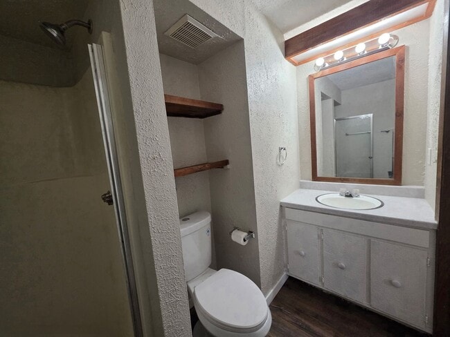 Building Photo - Racine Cozy 1BR / 1BA Apartment | Off-Street Parking + Appliances +  Walk-In Shower