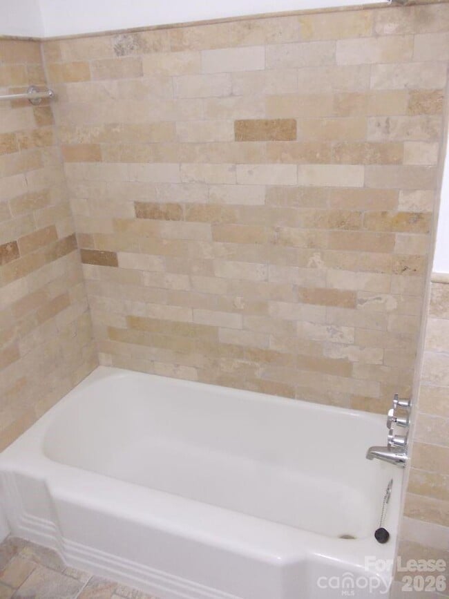 Building Photo - 2746 Dogwood Ave