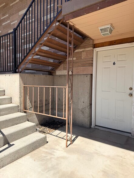 Building Photo - 539 W Crest Dr
