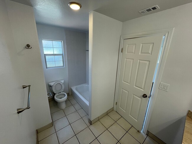Building Photo - 4527 Hollister Ave
