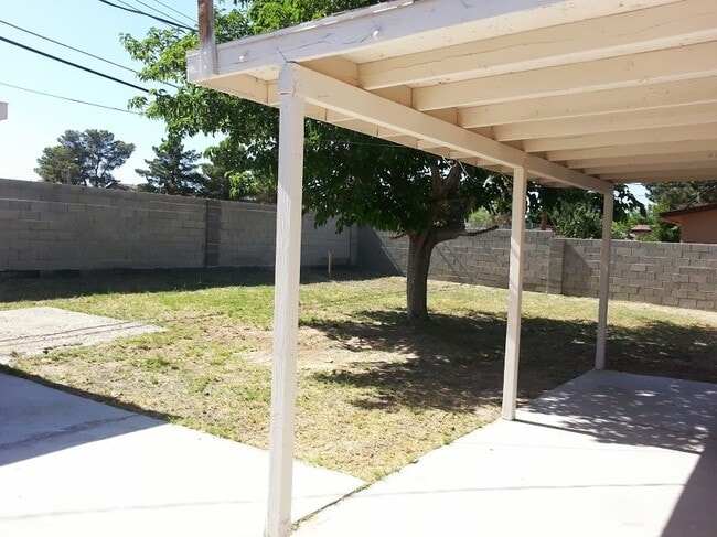 Building Photo - LOVELY 3 BEDROOM 1 BATH HOME! COME SEE TODAY!