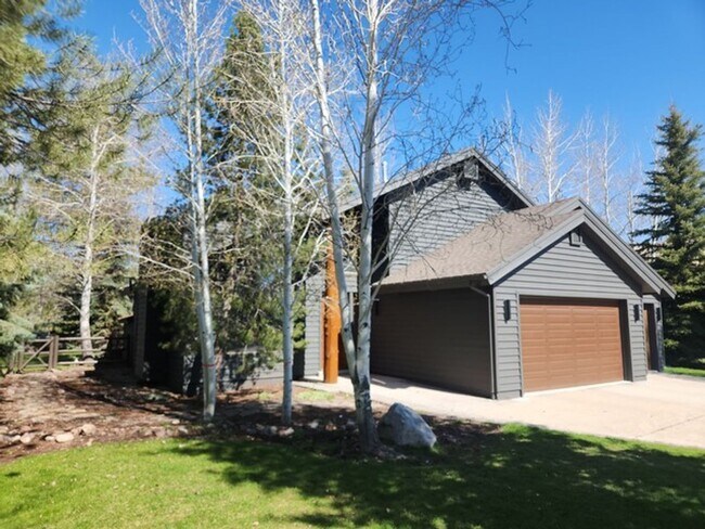 Building Photo - Beautiful Ranch Place Home