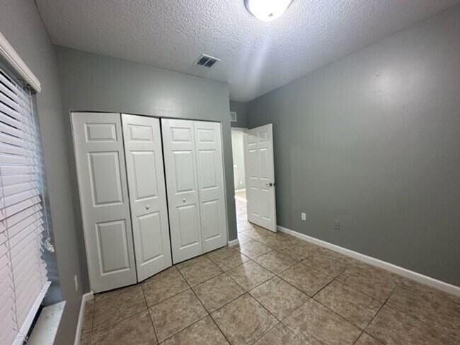 Building Photo - 1045 Villas LLC (1035 NE 10th Ave)