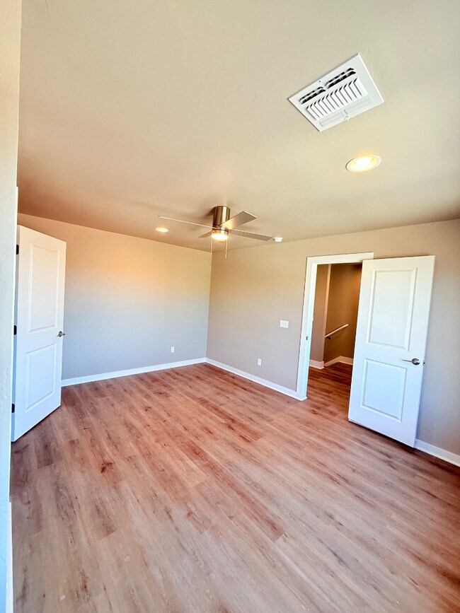 Building Photo - 621 Abadan Dr