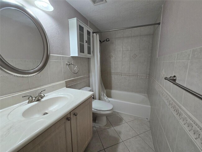 Building Photo - 9371 Fontainebleau Blvd