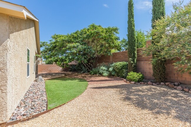 Building Photo - Spacious 4 Bedroom Home