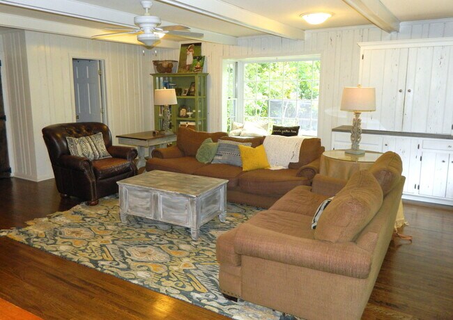 Building Photo - 744 McClure Dr