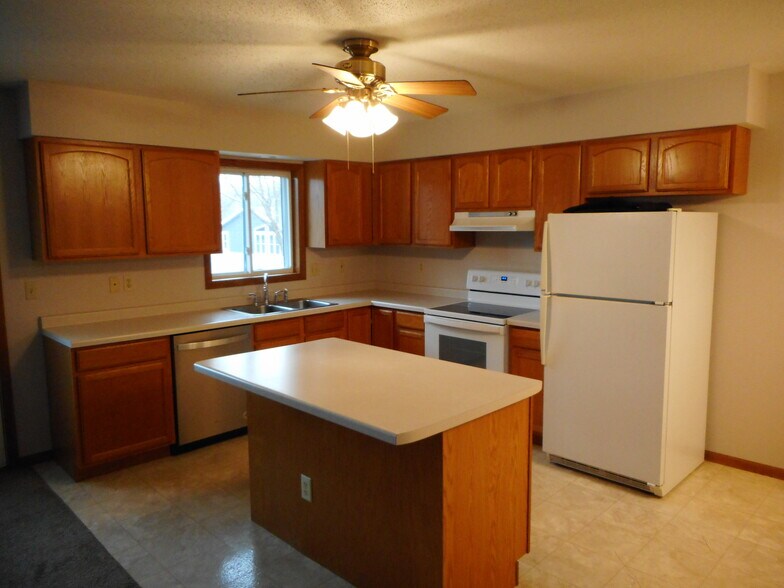 Building Photo - 125 Rosewood Ln S