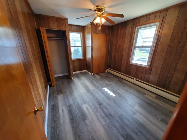 Building Photo - Single Family 2 bed/1 bath with HUGE Garag...