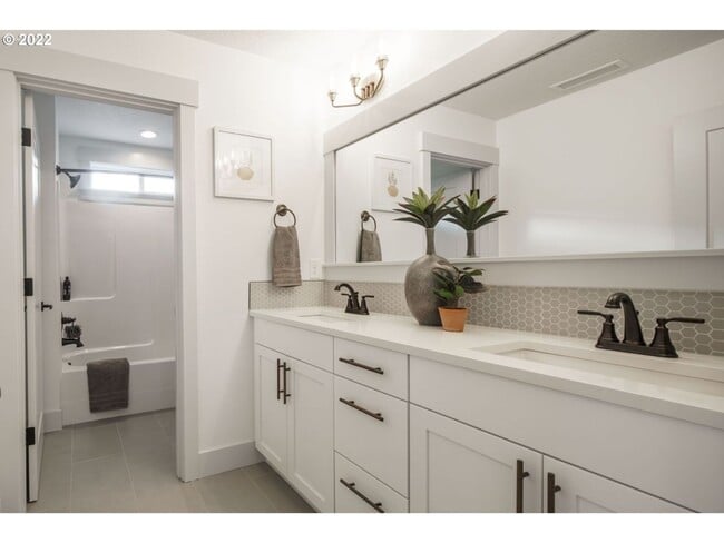 Building Photo - Charming Newer Model Home!