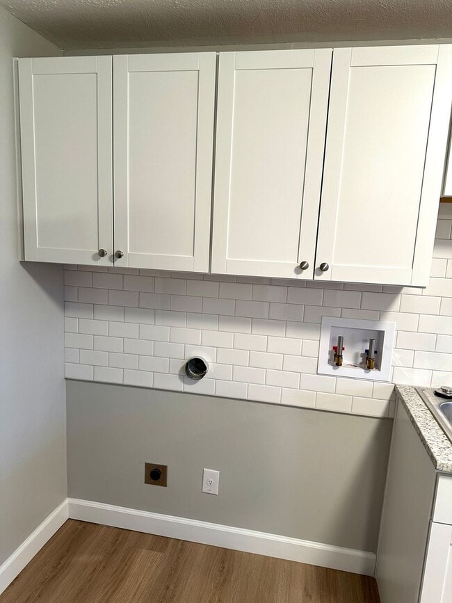 Building Photo - 305 Primrose Ln