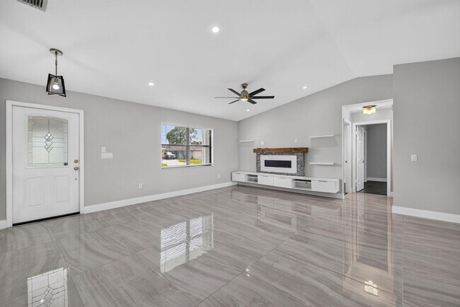 Building Photo - 825 SE Starflower Ave