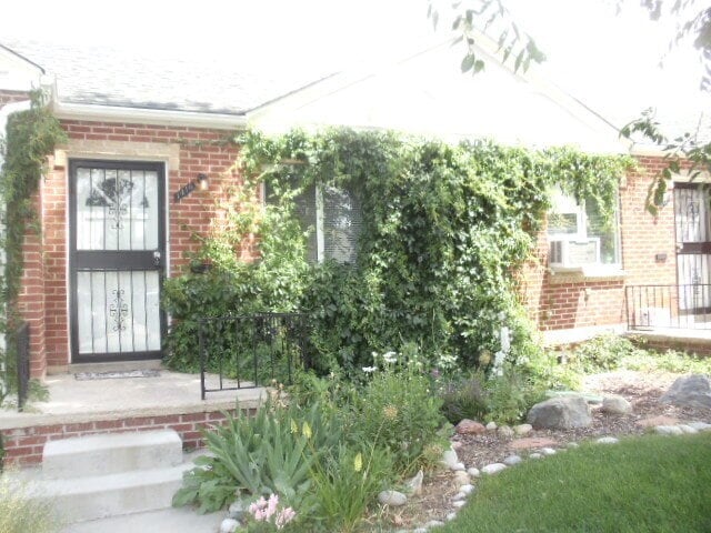 Building Photo - 1 Bed 1 Bath Mayfair Apartment With Garage in Denver! Available Now!