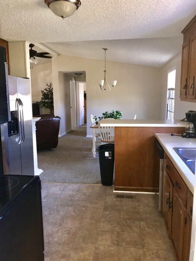 Building Photo - 3 Bedroom/2 Bathroom Home