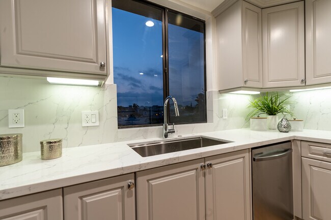 Building Photo - 828 S Bedford St