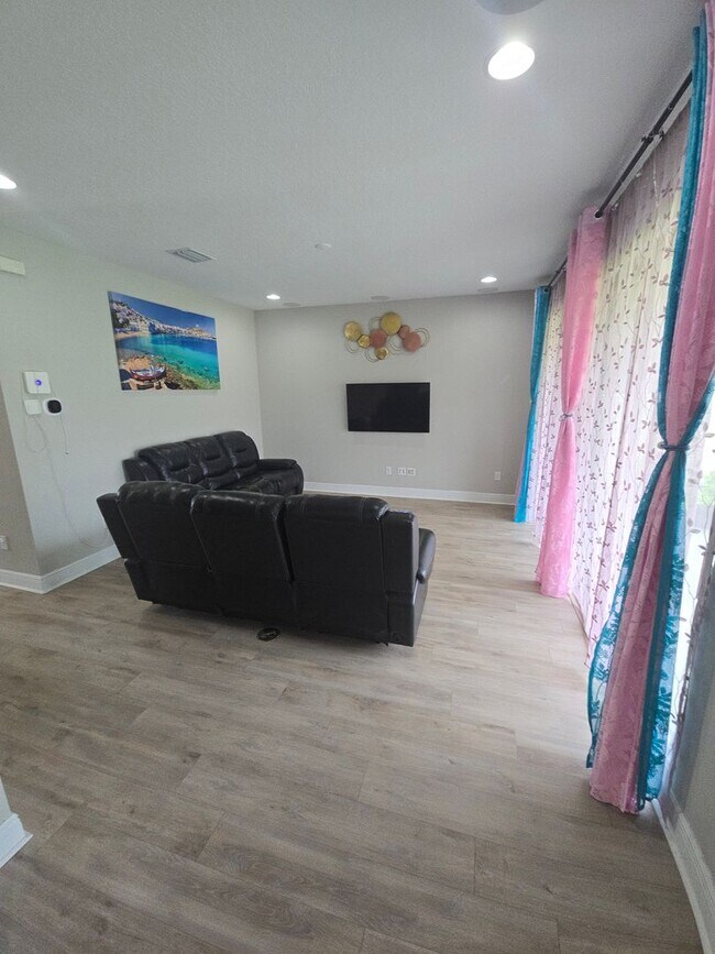 Building Photo - Gorgeous 5-Bedroom, 3-Bathroom in Riverview