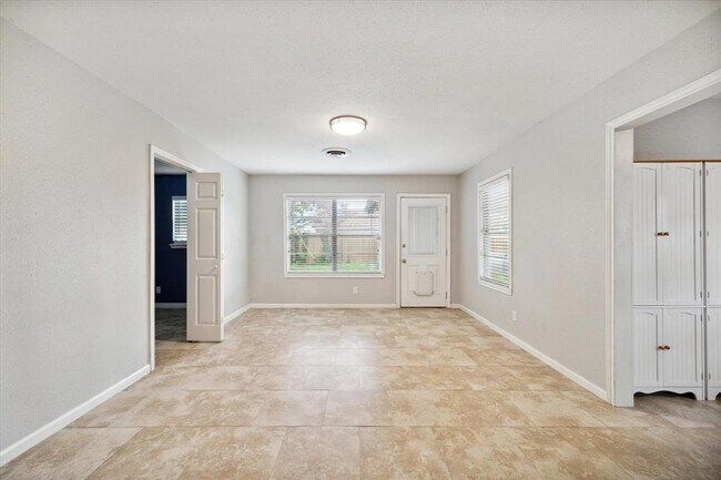 Building Photo - 1355 Gardenia Dr