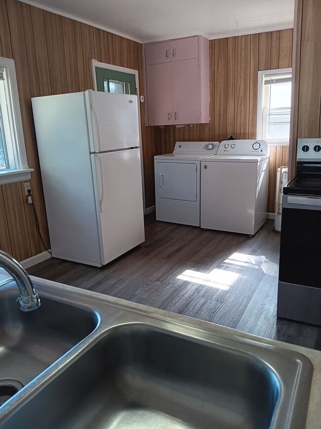 Building Photo - Duplex 4 Blocks From WOU Available